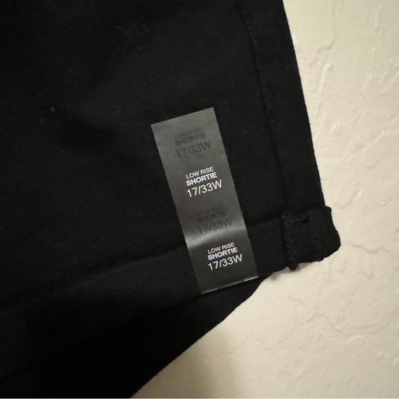 Women's So Black Jean Shorts Low Rise Shortie 2.5in Inseam Stretch Size 17 33W - Picture 2 of 7